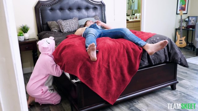 Сводная азиатская сестрёнка не в силах отказаться от разнузданного секса - #2