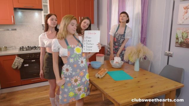 Что делают игривые студентки в отсутствии парней? - #1