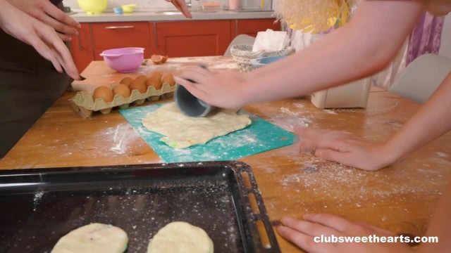 Что делают игривые студентки в отсутствии парней? - #2