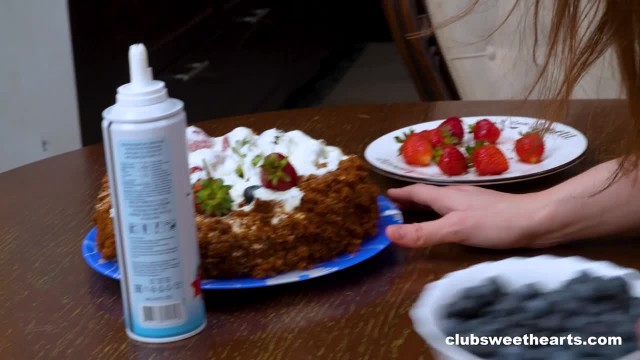 Домашние заботы плавно переросли в лесбийский секс