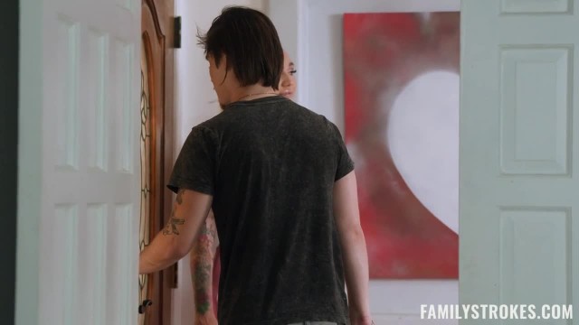 Две неугомонные красивые милфы для молодого волосатого трахаря - #1